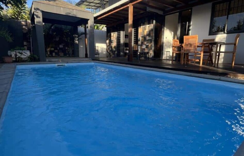 Location d’une élégante villa meublée avec piscine proche de la plage à Grandbaie