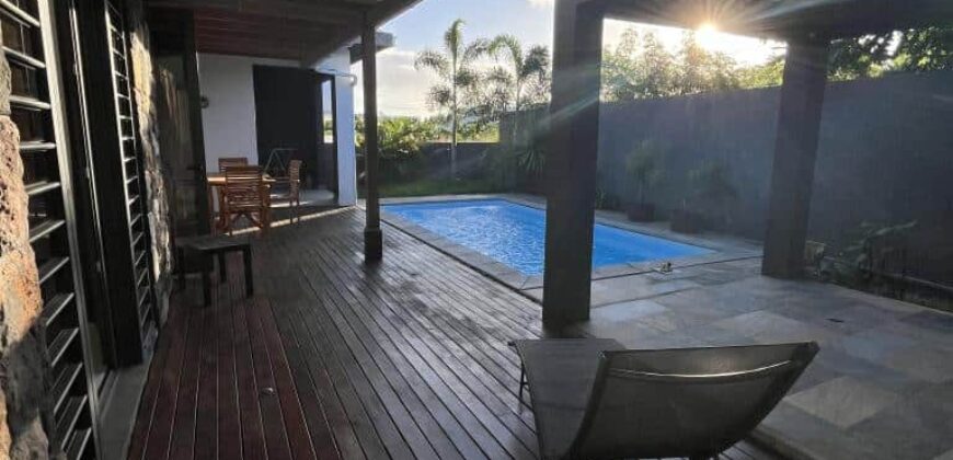 Location d’une élégante villa meublée avec piscine proche de la plage à Grandbaie