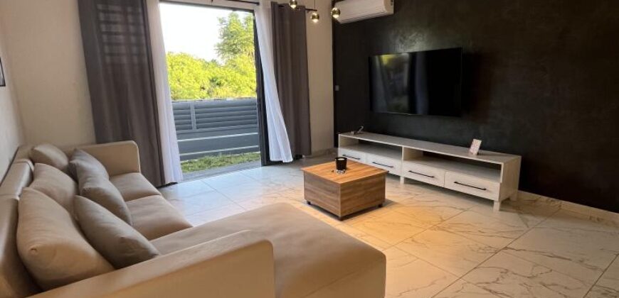 Location d’une élégante villa meublée avec piscine proche de la plage à Grandbaie