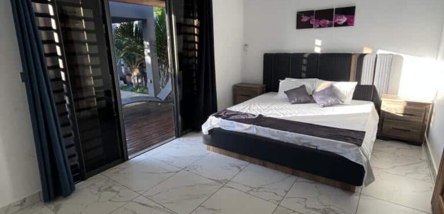 Location d’une élégante villa meublée avec piscine proche de la plage à Grandbaie