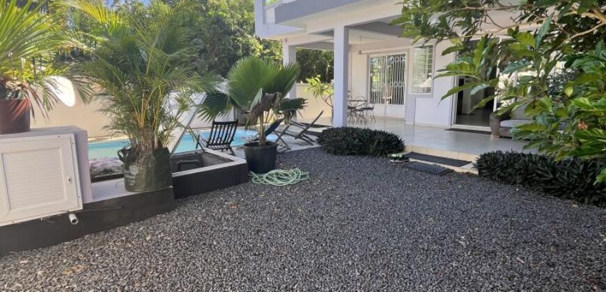 Villa d’exception meublée de 300 m² à louer au cœur d’un jardin luxuriant à Pereybère