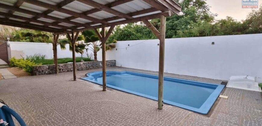 Location d’une agréable villa meublée avec piscine proche plage et commerces à Pereybère