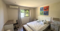 Location d’une somptueuse villa contemporaine offrant une vue imprenable sur la mer et les montagnes à Tamarin