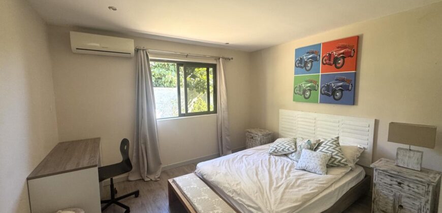 Location d’une somptueuse villa contemporaine offrant une vue imprenable sur la mer et les montagnes à Tamarin