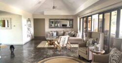 Location d’une somptueuse villa contemporaine offrant une vue imprenable sur la mer et les montagnes à Tamarin