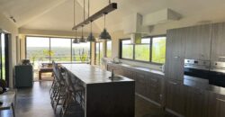 Location d’une somptueuse villa contemporaine offrant une vue imprenable sur la mer et les montagnes à Tamarin