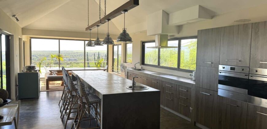 Location d’une somptueuse villa contemporaine offrant une vue imprenable sur la mer et les montagnes à Tamarin