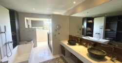 Location d’une somptueuse villa contemporaine offrant une vue imprenable sur la mer et les montagnes à Tamarin