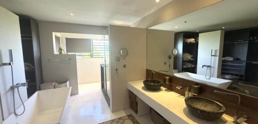Location d’une somptueuse villa contemporaine offrant une vue imprenable sur la mer et les montagnes à Tamarin