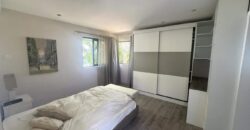 Location d’une somptueuse villa contemporaine offrant une vue imprenable sur la mer et les montagnes à Tamarin
