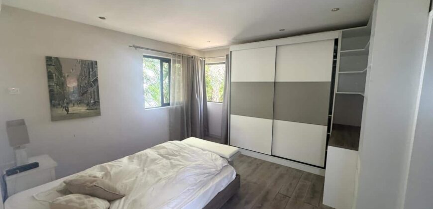 Location d’une somptueuse villa contemporaine offrant une vue imprenable sur la mer et les montagnes à Tamarin
