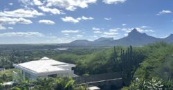 Location d’une somptueuse villa contemporaine offrant une vue imprenable sur la mer et les montagnes à Tamarin
