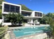 Location d’une somptueuse villa contemporaine offrant une vue imprenable sur la mer et les montagnes à Tamarin