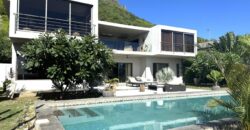 Location d’une somptueuse villa contemporaine offrant une vue imprenable sur la mer et les montagnes à Tamarin