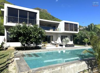 Location d’une somptueuse villa contemporaine offrant une vue imprenable sur la mer et les montagnes à Tamarin