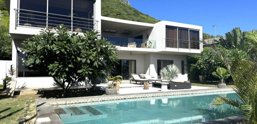 Location d’une somptueuse villa contemporaine offrant une vue imprenable sur la mer et les montagnes à Tamarin