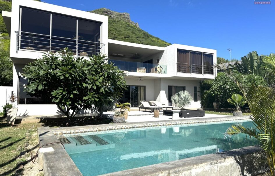 Location d’une somptueuse villa contemporaine offrant une vue imprenable sur la mer et les montagnes à Tamarin