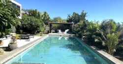 Location d’une somptueuse villa contemporaine offrant une vue imprenable sur la mer et les montagnes à Tamarin