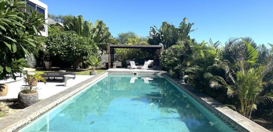 Location d’une somptueuse villa contemporaine offrant une vue imprenable sur la mer et les montagnes à Tamarin