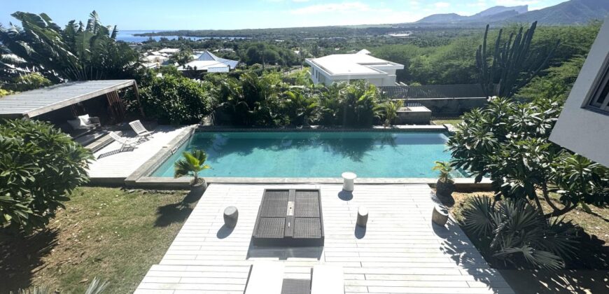 Location d’une somptueuse villa contemporaine offrant une vue imprenable sur la mer et les montagnes à Tamarin