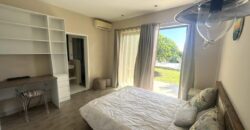 Location d’une somptueuse villa contemporaine offrant une vue imprenable sur la mer et les montagnes à Tamarin