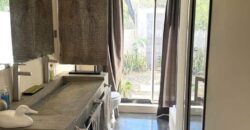 Location d’une somptueuse villa contemporaine offrant une vue imprenable sur la mer et les montagnes à Tamarin