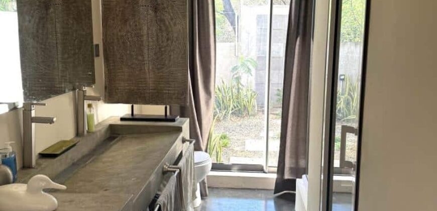 Location d’une somptueuse villa contemporaine offrant une vue imprenable sur la mer et les montagnes à Tamarin