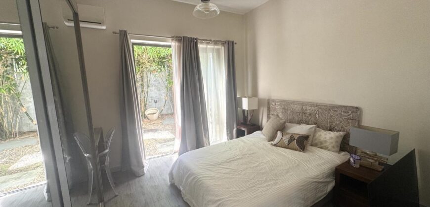 Location d’une somptueuse villa contemporaine offrant une vue imprenable sur la mer et les montagnes à Tamarin