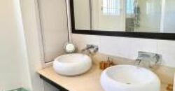 A vendre un magnifique appartement meublé accessible aux étrangers situé au premier étage avec une belle vue sur mer à Pointe Aux Piments