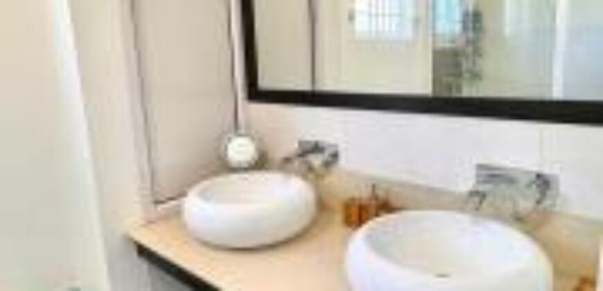 A vendre un magnifique appartement meublé accessible aux étrangers situé au premier étage avec une belle vue sur mer à Pointe Aux Piments