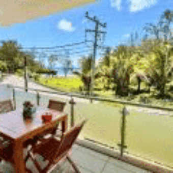 A vendre un magnifique appartement meublé accessible aux étrangers situé au premier étage avec une belle vue sur mer à Pointe Aux Piments