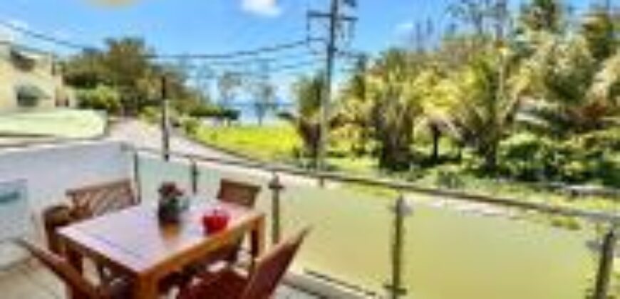 A vendre un magnifique appartement meublé accessible aux étrangers situé au premier étage avec une belle vue sur mer à Pointe Aux Piments