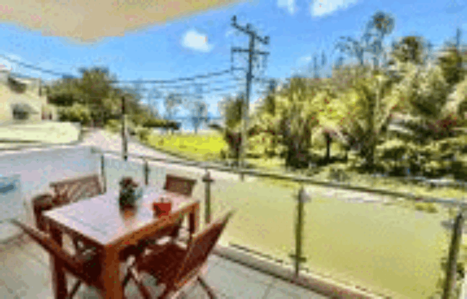 A vendre un magnifique appartement meublé accessible aux étrangers situé au premier étage avec une belle vue sur mer à Pointe Aux Piments
