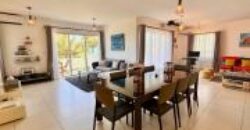 A vendre un magnifique appartement meublé accessible aux étrangers situé au premier étage avec une belle vue sur mer à Pointe Aux Piments