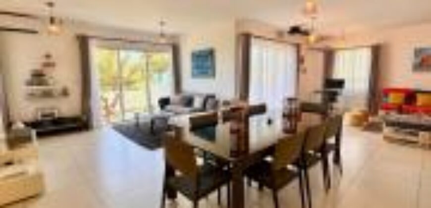 A vendre un magnifique appartement meublé accessible aux étrangers situé au premier étage avec une belle vue sur mer à Pointe Aux Piments