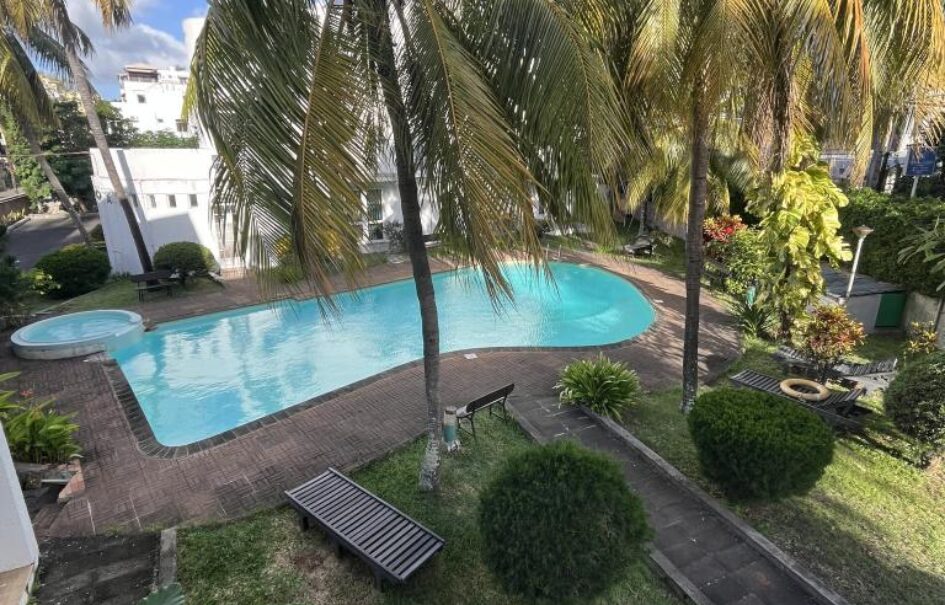 A louer un agréable appartement en duplex situé dans une résidence avec piscine à Trou aux Biches