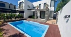 En vente une magnifique villa neuve de 220m2 avec piscine et grand jardin luxuriant dans le secteur prisée de Trou aux Biches
