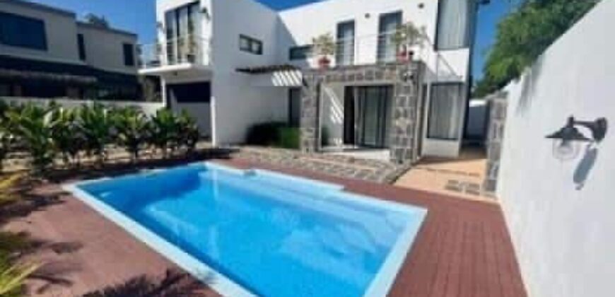 En vente une magnifique villa neuve de 220m2 avec piscine et grand jardin luxuriant dans le secteur prisée de Trou aux Biches