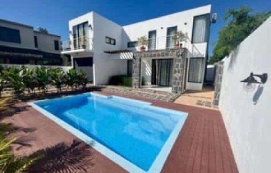 En vente une magnifique villa neuve de 220m2 avec piscine et grand jardin luxuriant dans le secteur prisée de Trou aux Biches