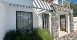 En vente une magnifique villa neuve de 220m2 avec piscine et grand jardin luxuriant dans le secteur prisée de Trou aux Biches