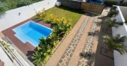En vente une magnifique villa neuve de 220m2 avec piscine et grand jardin luxuriant dans le secteur prisée de Trou aux Biches