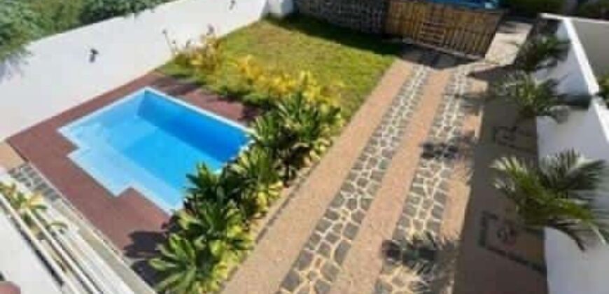 En vente une magnifique villa neuve de 220m2 avec piscine et grand jardin luxuriant dans le secteur prisée de Trou aux Biches