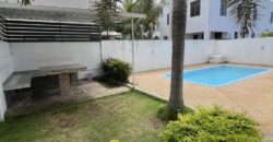 A louer un lumineux appartement meublé avec piscine commune et terrasse à proximité des plage à Mont Choisy