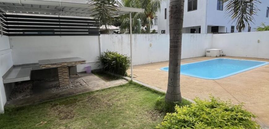 A louer un lumineux appartement meublé avec piscine commune et terrasse à proximité des plage à Mont Choisy