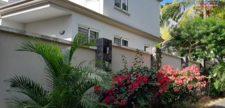 Location d’une charmante villa meublée de 60m2 avec une grande piscine située dans le morcellement Anna à Flic en Flac