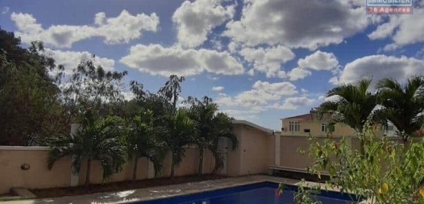 Location d’une charmante villa meublée de 60m2 avec une grande piscine située dans le morcellement Anna à Flic en Flac