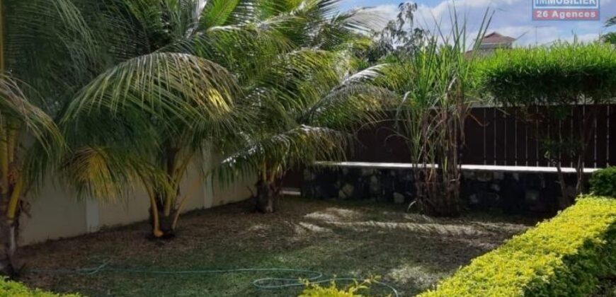 Location d’une charmante villa meublée de 60m2 avec une grande piscine située dans le morcellement Anna à Flic en Flac