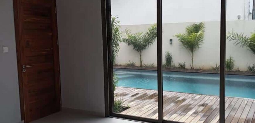 Vente d’une villa moderne neuve de 250m2 avec superbe piscine en ardoise proche de la plage à MONT CHOISY