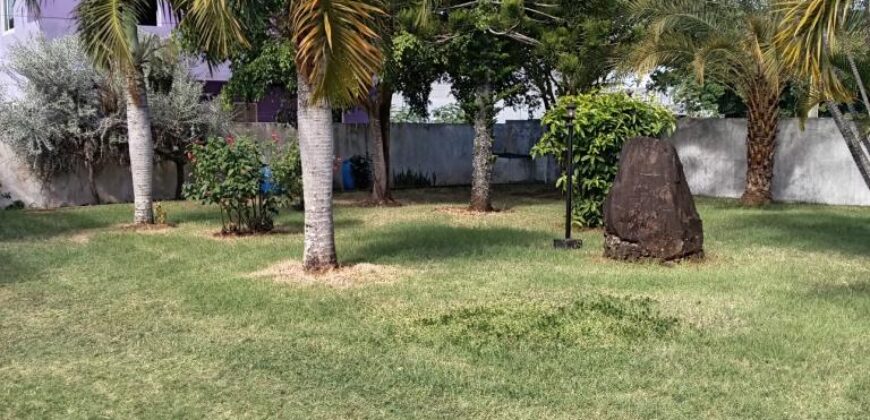 Location d’une villa de style traditionnelle avec jardin verdoyant située dans un quartier paisible à Grand Gaube