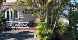 Location d’une villa de style traditionnelle avec jardin verdoyant située dans un quartier paisible à Grand Gaube
